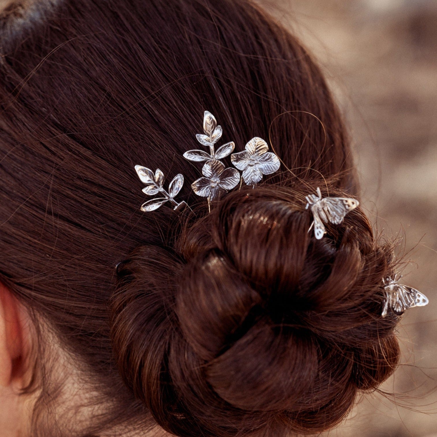 Otra imagen del recogido de la modelo, adornado con las horquillas Tiny Leaves, de plata de ley.