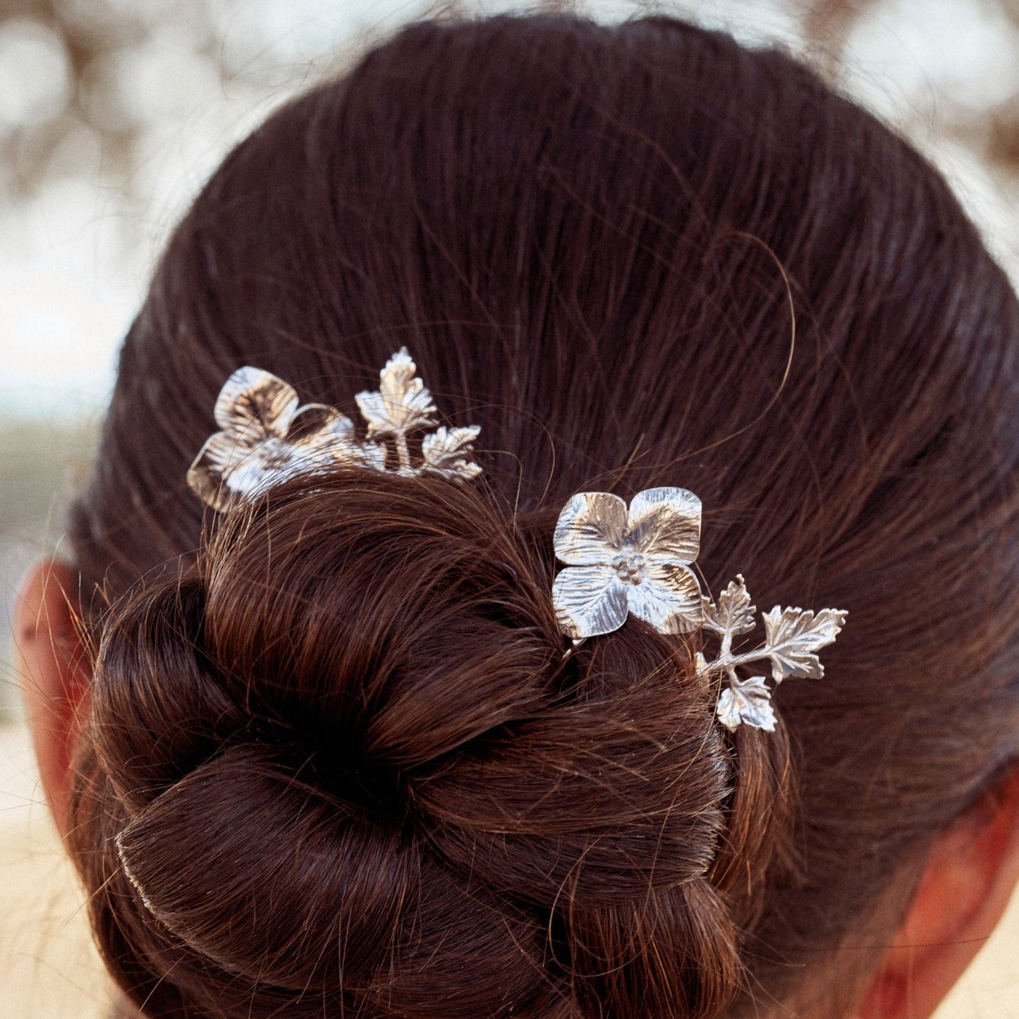 Peinado de fiesta mujer, adornado con las Horquilllas Spring, creando un bonito contraste entre el color del pelo y el color de la plata.
