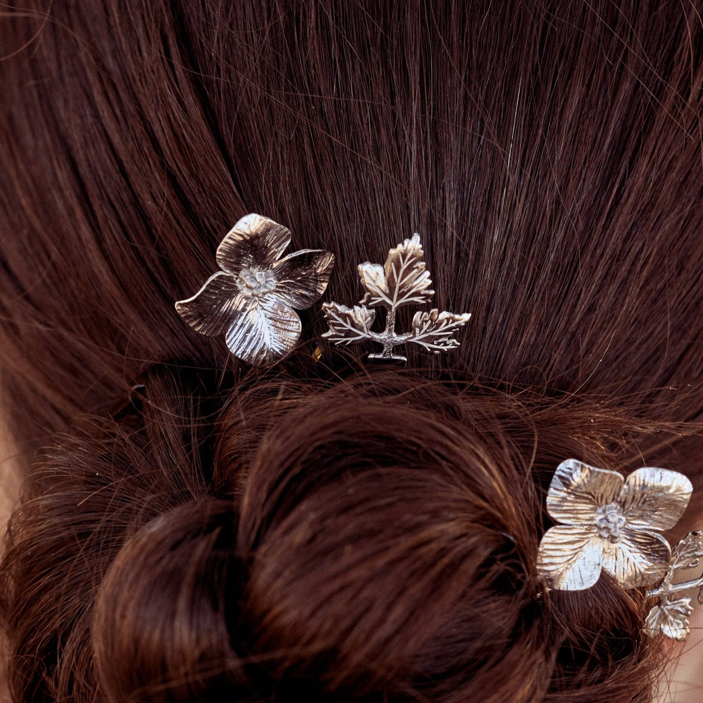 Detalle del peinado de fiesta de señora, en el que se han utilizado las Horquillas Spring  para crear un look sencillo y elegante.