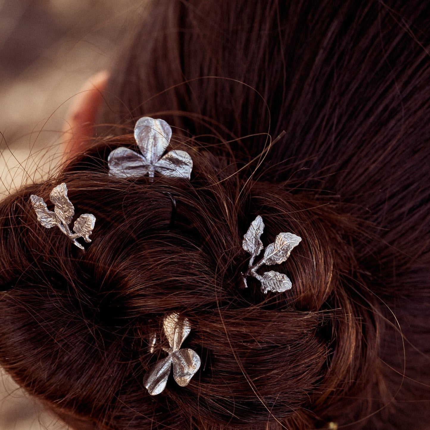 Peinado de mujer adornado con Horquillas Clover, hechas a mano con plata de ley .