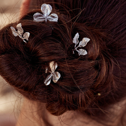Horquillas Fôret decorando con sus hojas de plata el peinado de una mujer.
